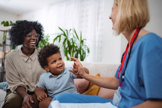 Ein medizinisches Fachpersonal erklärt die Diagnose zu Hause Healthcare professional explaining diagnosis providing medical care and advice in a family home setting. (License=RF) ,model released, Symbolfoto Copyright: xZoonar.com JelenaxCvetkovicx 24950954 ,model released, Symbolfoto ,property released
