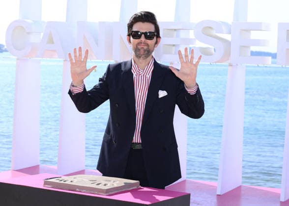 Adam Scott at a photocall on the Majestic beach during the 9th edition of the Canneseries festival in Cannes, April 27, 2026 Denis Guignebourg Bestimage Adam Scott at a photocall on the Majestic beach during the 9th edition of the Canneseries festival in Cannes, April 27, 2026 Cannes France  Copyright: xDenisxGuignebourgx xBestimagexDenisxGuignebourgx xBestimagex