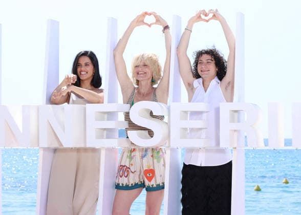 Olivia Cote, Roman Doduik et Hiba Bennani au photocall du jury Compétition Séries Courtes sur la plage du Majestic lors de la 9ème édition du festival CanneSeries à Cannes, le 27 avril 2026 Denis Guignebourg Bestimage Photocall of the Short Series Competition jury on the Majestic beach during the 9th edition of the Canneseries festival in Cannes, on April 26th, 2026 Cannes France  Copyright: xDenisxGuignebourgx xBestimagexDenisxGuignebourgx xBestimagex