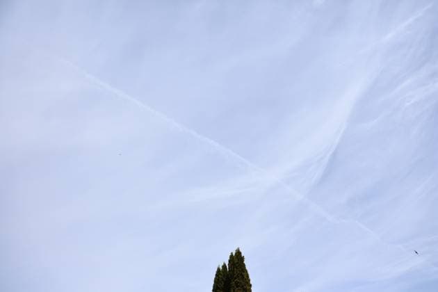 Himmel 27.04.2026, Ostramondra, Flugzeuge hinterlassen Kondensstreifen am milchig-weissen Himmel, die sich in unnatuerlicher Weise verbreitern, Cirrus-Wolken bilden und die Wolkendecke weiter schliessen *** Sky 27 04 2026, Ostramondra, airplanes leave contrails in the milky white sky, which widen in an unnatural way, form cirrus clouds and close the cloud cover further