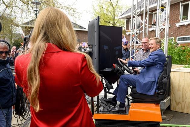 Dokkum, The Netherlands, 2026-04-27 11:36:57 DOKKUM, 27-04-2026 , Dokkum City Centre Princess Amalia takes a photo of King Willem Alexander during King s Day 2026 in Dokkum Photo: NLBEELD Patrick van Emst Credit: NL Beeld Patrick van Emst  Copyright: xx x