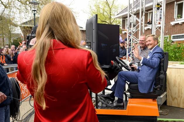 Dokkum, The Netherlands, 2026-04-27 11:36:59 DOKKUM, 27-04-2026 , Dokkum City Centre Princess Amalia takes a photo of King Willem Alexander during King s Day 2026 in Dokkum Photo: NLBEELD Patrick van Emst Credit: NL Beeld Patrick van Emst  Copyright: xx x