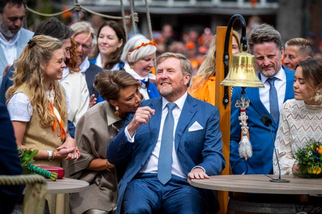 De koning tijdens de quiz in Dokkum DOKKUM - Koningsdag wordt in Dokkum in Friesland gevierd door de Koninklijke familie. Credit : Frank van Beek CC Dokkum Nederland  Copyright: xx FrankxvanxBeekx xCCx