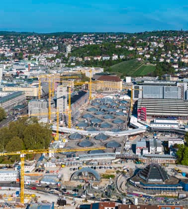 Baustelle am Hauptbahnhof Stuttgart. Das Projekt Stuttgart 21 ist eines der größten Infrastrukturprojekte in Deutschland. Bei Gesamtkosten von rund zwölf Milliarden Euro wird der Kopfbahnhof zu einem Durchgangsbahnhof umgebaut. Im Vordergrund das Planetarium. 21.04.2026, Stuttgart, Baden-Württemberg, Deutschland *** Construction site at Stuttgart Central Station The Stuttgart 21 project is one of the largest infrastructure projects in Germany At a total cost of around twelve billion euros, the terminus station is being converted into a through station In the foreground the Planetarium 21 04 2026, Stuttgart, Baden Württemberg, Germany