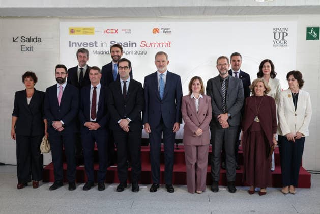 The King closes the second edition of the Invest in Spain Summit Family photo during the closing ceremony of the second edition of the Invest in Spain Summit, at the Royal Collections Gallery of the Royal Palace in Madrid, on April 27, 2026, in Madrid Spain The Invest in Spain Summit is a strategic international forum organized by ICEX Invest in Spain to promote foreign direct investment FDI in Spain Its main objective is to facilitate dialogue at the highest level between the Spanish Government and the leaders of the main global multinationals to analyze trends and detect new business opportunities 27 APRIL 2026 Alejandro Martínez Vé Madrid Madrid Madrid Spain  Copyright: xAlejandroxMartinezxVÃ lezx 7478031
