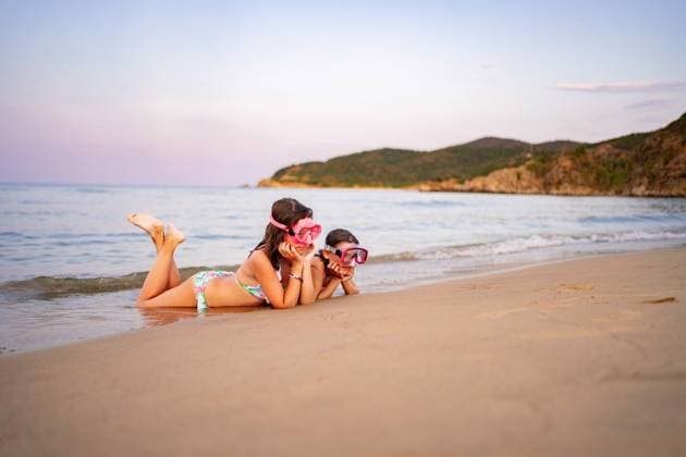 Die Familie genießt einen unterhaltsamen Tag am Strand und erkundet die Wellen Two children play at the shoreline, exploring the gentle waves and sand. (License=RF) ,model released, Symbolfoto Copyright: xZoonar.com JelenaxCvetkovicx 24957466 ,model released, Symbolfoto ,property released