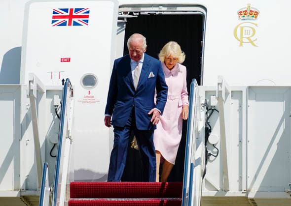 Britain s King Charles III and Queen Camilla walk down a red carpet during a flight line arrival ceremony at Joint Base Andrews in Suitland, Maryland on Monday, April 27, 2026. .The king is on a four-day state visit to the U.S. and will stop in New York and Washington, where he will meet with President Trump and deliver an address to Congress.  WAP20260427805 BONNIExCASH