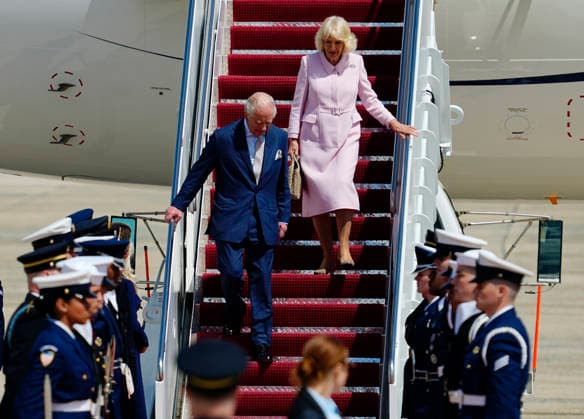 Britain s King Charles III and Queen Camilla walk down a red carpet during a flight line arrival ceremony at Joint Base Andrews in Suitland, Maryland on Monday, April 27, 2026. .The king is on a four-day state visit to the U.S. and will stop in New York and Washington, where he will meet with President Trump and deliver an address to Congress.  WAP20260427808 BONNIExCASH