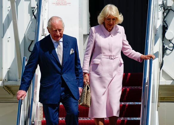 Britain s King Charles III and Queen Camilla walk down a red carpet during a flight line arrival ceremony at Joint Base Andrews in Suitland, Maryland on Monday, April 27, 2026. .The king is on a four-day state visit to the U.S. and will stop in New York and Washington, where he will meet with President Trump and deliver an address to Congress.  WAP20260427810 BONNIExCASH