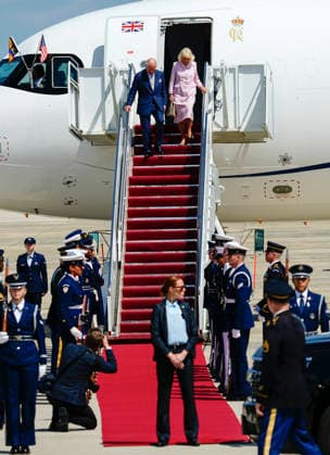 Britain s King Charles III and Queen Camilla walk down a red carpet during a flight line arrival ceremony at Joint Base Andrews in Suitland, Maryland on Monday, April 27, 2026. .The king is on a four-day state visit to the U.S. and will stop in New York and Washington, where he will meet with President Trump and deliver an address to Congress.  WAP20260427811 BONNIExCASH