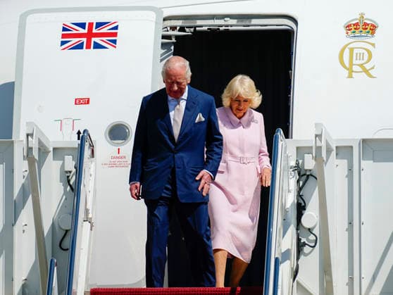 Britain s King Charles III and Queen Camilla walk off their plane during a flight line arrival ceremony at Joint Base Andrews in Suitland, Maryland on Monday, April 27, 2026. .The king is on a four-day state visit to the U.S. and will stop in New York and Washington, where he will meet with President Trump and deliver an address to Congress.  WAP20260427812 BONNIExCASH