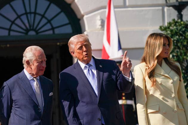 King Charles Arrives at White House WASHINGTON, DC - APRIL 27: The United Kingdom’s King Charles, left, is greeted by U.S. President Donald Trump and First Lady Melania Trump on Monday, April 27, 2026 at the White House in Washington, D.C. (Photo by Allison Robbert For The Washington Post) Washington DC United States  Copyright: xPool ABACAx