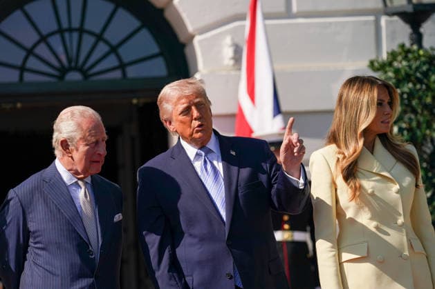 Britain s King Charles III talks with President Donald Trump and First Lady Melania Trump as he and Queen Camilla arrive at the White House in Washington DC on Monday, April 27, 2026. The king is on a four-day state visit to the U.S. and will stop in New York and Washington, where he will meet with U.S. officials and deliver an address to Congress.  WAX20260427803 AllisonxRobbert
