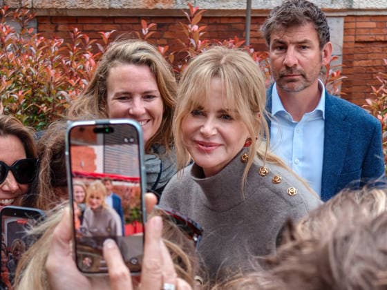 Nicole Kidman attendu par nombreux fans à Biarritz la veille du défilé Croisière Chanel le 27 avril 2026 Christophe de Prada Bestimage Nicole Kidman expected by many fans in Biarritz the day before the Chanel Cruise show on April 27, 2026 Biarritz France  Copyright: xChristophexDexPrada BestimagexChristophexDexPrada Bestimagex