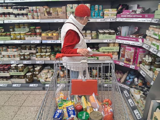 Einkauf in einer Filiale der Supermarkt Kette Penny mit einer Seniorin. Einkauf in Zeiten von Inflation. *** Shopping in a branch of the Penny supermarket chain with a senior citizen Shopping in times of inflation
