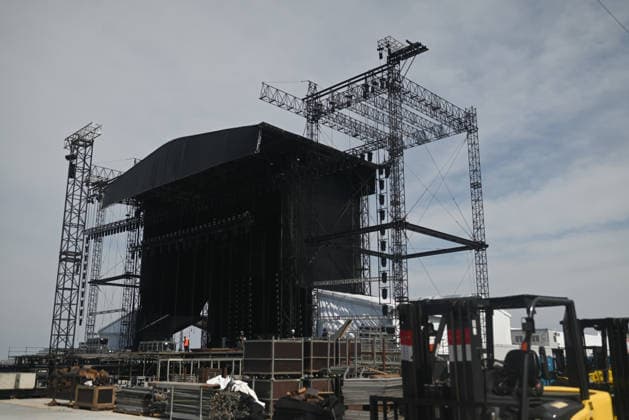 Police inspection of the stage where Shakira’s concert will take place RIO DE JANEIRO, BRAZIL - APRIL 27: The Civil Police conduct an investigation and monitor workers during stage setup in Rio de Janeiro on April 27, 2026. An accident occurred at the stage where Shakira is scheduled to perform. A 28-year-old locksmith, Gabriel de Jesus Firmino, died after being crushed between two elevators, one of which was reportedly operated from a distance of 25 meters. Authorities are treating the case as a workplace accident while also investigating possible manslaughter. Preliminary findings indicate the fatal incident was caused by the elevator involved in the stage installation. Fabio Teixeira Anadolu Rio de Janeiro Brazil. Editorial use only. P  Copyright: x2026xAnadoluxFabioxTeixeirax