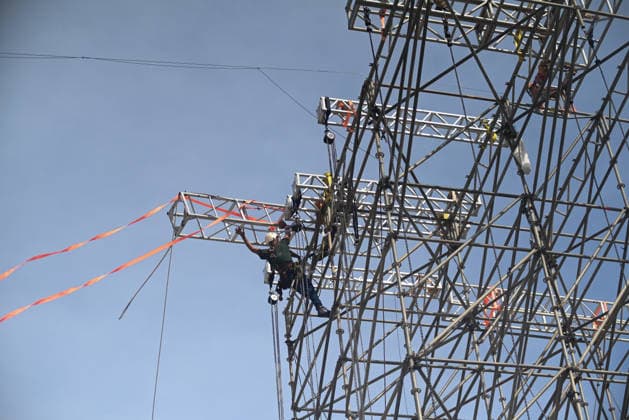 Police inspection of the stage where Shakira’s concert will take place RIO DE JANEIRO, BRAZIL - APRIL 27: The Civil Police conduct an investigation and monitor workers during stage setup in Rio de Janeiro on April 27, 2026. An accident occurred at the stage where Shakira is scheduled to perform. A 28-year-old locksmith, Gabriel de Jesus Firmino, died after being crushed between two elevators, one of which was reportedly operated from a distance of 25 meters. Authorities are treating the case as a workplace accident while also investigating possible manslaughter. Preliminary findings indicate the fatal incident was caused by the elevator involved in the stage installation. Fabio Teixeira Anadolu Rio de Janeiro Brazil. Editorial use only. P  Copyright: x2026xAnadoluxFabioxTeixeirax