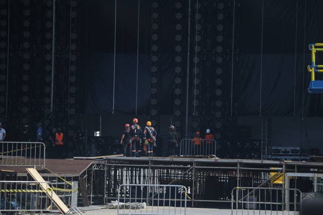 Police inspection of the stage where Shakira’s concert will take place RIO DE JANEIRO, BRAZIL - APRIL 27: The Civil Police conduct an investigation and monitor workers during stage setup in Rio de Janeiro on April 27, 2026. An accident occurred at the stage where Shakira is scheduled to perform. A 28-year-old locksmith, Gabriel de Jesus Firmino, died after being crushed between two elevators, one of which was reportedly operated from a distance of 25 meters. Authorities are treating the case as a workplace accident while also investigating possible manslaughter. Preliminary findings indicate the fatal incident was caused by the elevator involved in the stage installation. Fabio Teixeira Anadolu Rio de Janeiro Brazil. Editorial use only. P  Copyright: x2026xAnadoluxFabioxTeixeirax