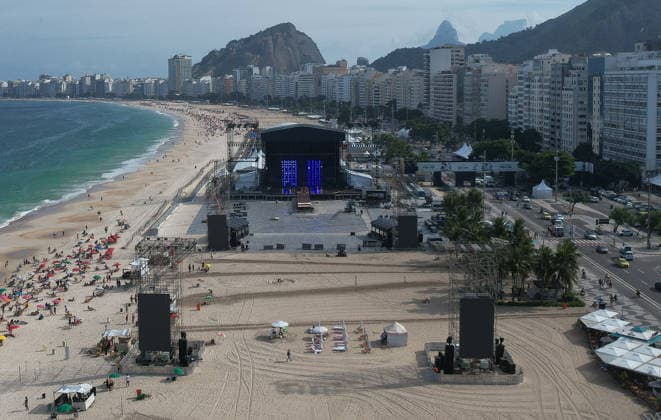Police inspection of the stage where Shakira’s concert will take place RIO DE JANEIRO, BRAZIL - APRIL 27: The Civil Police conduct an investigation and monitor workers during stage setup in Rio de Janeiro on April 27, 2026. An accident occurred at the stage where Shakira is scheduled to perform. A 28-year-old locksmith, Gabriel de Jesus Firmino, died after being crushed between two elevators, one of which was reportedly operated from a distance of 25 meters. Authorities are treating the case as a workplace accident while also investigating possible manslaughter. Preliminary findings indicate the fatal incident was caused by the elevator involved in the stage installation. Fabio Teixeira Anadolu Rio de Janeiro Brazil. Editorial use only. P  Copyright: x2026xAnadoluxFabioxTeixeirax