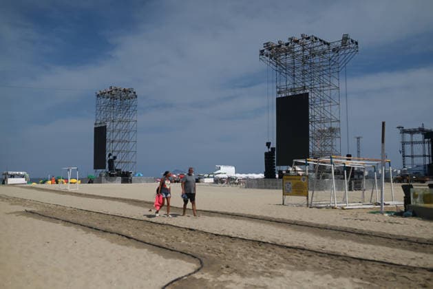 Police inspection of the stage where Shakira’s concert will take place RIO DE JANEIRO, BRAZIL - APRIL 27: The Civil Police conduct an investigation and monitor workers during stage setup in Rio de Janeiro on April 27, 2026. An accident occurred at the stage where Shakira is scheduled to perform. A 28-year-old locksmith, Gabriel de Jesus Firmino, died after being crushed between two elevators, one of which was reportedly operated from a distance of 25 meters. Authorities are treating the case as a workplace accident while also investigating possible manslaughter. Preliminary findings indicate the fatal incident was caused by the elevator involved in the stage installation. Fabio Teixeira Anadolu Rio de Janeiro Brazil. Editorial use only. P  Copyright: x2026xAnadoluxFabioxTeixeirax