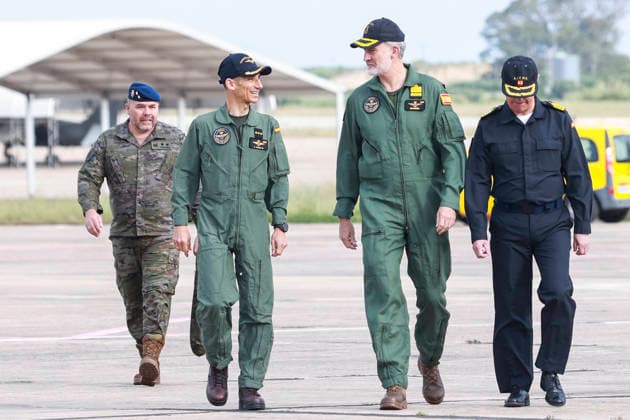 King Felipe VI visits the Aircraft Flotilla Cádiz King Felipe VI during a visit to the Aircraft Flotilla, the Survival Center and the Homeland Security Training Center of the Navy at the naval base of Puerto El Salado On April 28, 2026 in Rota, Cádiz Andalucía, Spain King Felipe VI has visited together with the Minister of Defense, Margarita Robles, the Aircraft Flotilla, the Survival Center and the Homeland Security Training Center of the Navy 28 APRIL 2026 Rocí Cadiz Andalucia Cadiz Andalucia Espana  Copyright: xRocioxRuzx 7479138