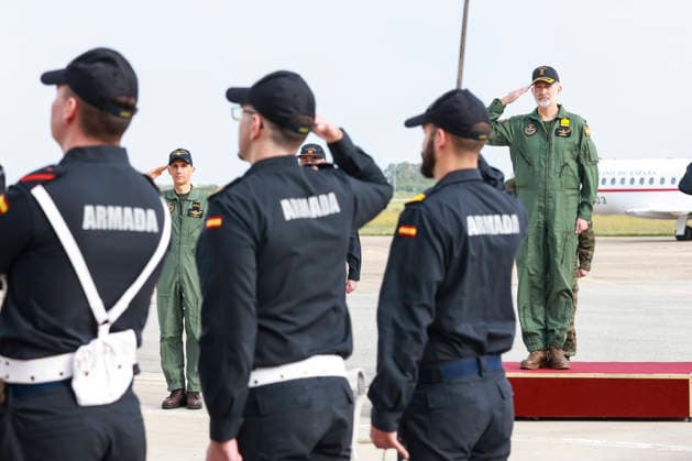 King Felipe VI visits the Aircraft Flotilla Cádiz King Felipe VI during a visit to the Aircraft Flotilla, the Survival Center and the Homeland Security Training Center of the Navy at the naval base of Puerto El Salado On April 28, 2026 in Rota, Cádiz Andalucía, Spain King Felipe VI has visited together with the Minister of Defense, Margarita Robles, the Aircraft Flotilla, the Survival Center and the Homeland Security Training Center of the Navy 28 APRIL 2026 Rocí Cadiz Andalucia Cadiz Andalucia Espana  Copyright: xRocioxRuzx 7479143