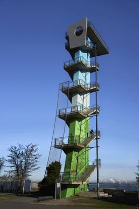 Aussichtsturm Merzdorf, Ost-See-Aussichtsturm Merzdorf, Teil des Projekts Cottbuser Ostsee, Merzdorf, hinten das Kraftwerk Jänschwalde, Kohlekraftwerk, Brandenburg, Deutschland Merzdorf observation tower, Merzdorf East Sea observation tower, part of the Cottbus Baltic Sea project, Merzdorf, in the back the Jänschwalde power plant, coal-fired power plant, Brandenburg, Germany Copyright: imageBROKER GabrielexThielmann iblgth17486788.jpg