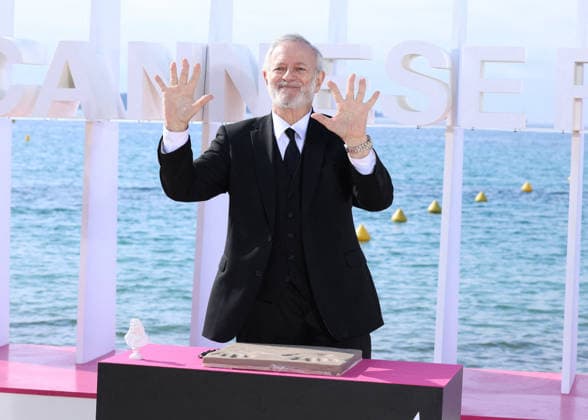 Francis Huster at a photocall for his handprints, on the Majestic beach during the 9th edition of the Canneseries festival in Cannes, on April 28, 2026 Denis Guignebourg Bestimage Francis Huster at a photocall for his handprints, on the Majestic beach during the 9th edition of the Canneseries festival in Cannes, on April 28, 2026 Cannes France  Copyright: xDenisxGuignebourgx xBestimagexDenisxGuignebourgx xBestimagex