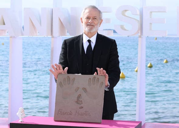 Francis Huster at a photocall for his handprints, on the Majestic beach during the 9th edition of the Canneseries festival in Cannes, on April 28, 2026 Denis Guignebourg Bestimage Francis Huster at a photocall for his handprints, on the Majestic beach during the 9th edition of the Canneseries festival in Cannes, on April 28, 2026 Cannes France  Copyright: xDenisxGuignebourgx xBestimagexDenisxGuignebourgx xBestimagex