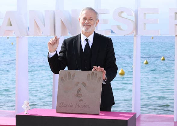 Francis Huster at a photocall for his handprints, on the Majestic beach during the 9th edition of the Canneseries festival in Cannes, on April 28, 2026 Denis Guignebourg Bestimage Francis Huster at a photocall for his handprints, on the Majestic beach during the 9th edition of the Canneseries festival in Cannes, on April 28, 2026 Cannes France  Copyright: xDenisxGuignebourgx xBestimagexDenisxGuignebourgx xBestimagex