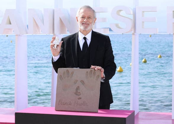 Francis Huster at a photocall for his handprints, on the Majestic beach during the 9th edition of the Canneseries festival in Cannes, on April 28, 2026 Denis Guignebourg Bestimage Francis Huster at a photocall for his handprints, on the Majestic beach during the 9th edition of the Canneseries festival in Cannes, on April 28, 2026 Cannes France  Copyright: xDenisxGuignebourgx xBestimagexDenisxGuignebourgx xBestimagex