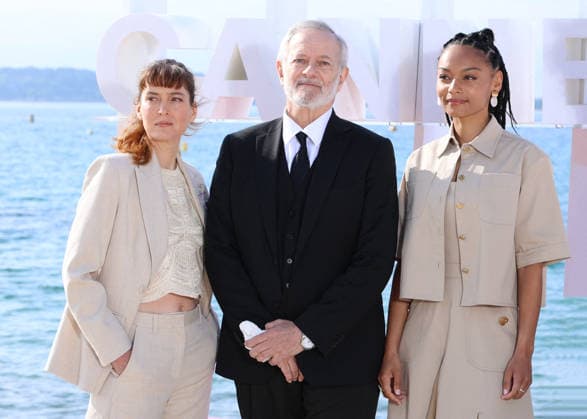 Erika Sainte, Francis Huster et Philypa Phoenix Photocall for the series Zodiac during the 9th edition of the CanneSeries festival in Cannes, on April 28, 2026 Denis Guignebourg Bestimage Photocall for the series Zodiac during the 9th edition of the CanneSeries festival in Cannes, on April 28, 2026  Copyright: xDenisxGuignebourgx xBestimagexDenisxGuignebourgx xBestimagex