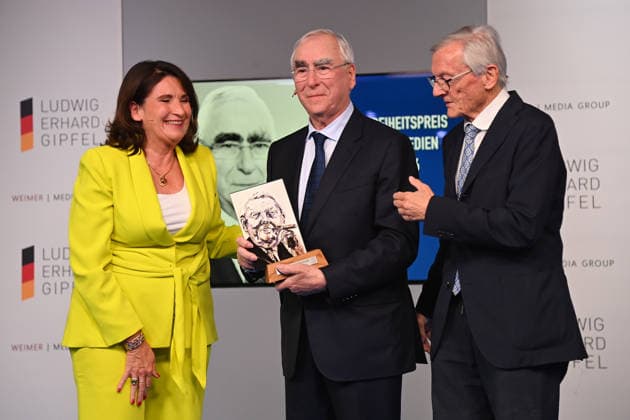 Freiheitspreis der Medien Preistraeger: Dr. Theo Waigel, CSU-Ehrenvorsitzender, Bundesfinanzminister a.D. re:Laudator: Dr. Wolfgang Schuessel, Bundeskanzler a. D. Republik Oesterreich, Christiane Goetz-Weimer, Verlegerin WEIMER MEDIA GROUP. Ludwig Erhard Gipfel vom 28.-30.04.2026 auf Gut Kaltenbrunn am Tegernsee. *** Freedom Prize of the Media Laudator Dr Theo Waigel, CSU Honorary Chairman, former Federal Minister of Finance Dr Wolfgang Schuessel, former Federal Chancellor of the Republic of Austria, Christiane Goetz Weimer, Publisher WEIMER MEDIA GROUP Ludwig Erhard Summit from 28 30 04 2026 at Gut Kaltenbrunn am Tegernsee