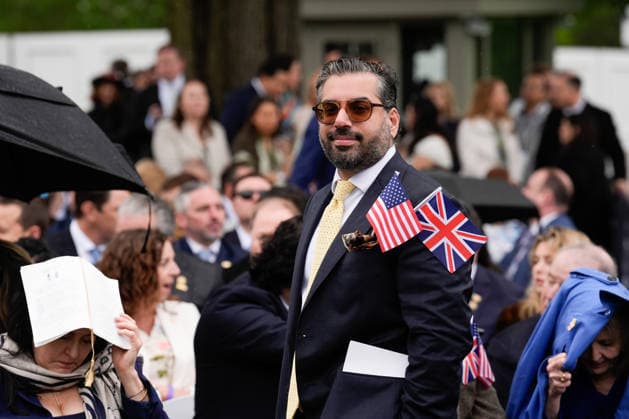 A visitor wears US and UK flags before the arrival of Britain s King Charles III and Queen Camilla at the White House in Washington DC on Tuesday, April 28, 2026. The king is on a four-day state visit to the U.S. and will stop in New York and Washington, where he will meet with U.S. officials and deliver an address to Congress.  WAX20260428805 YURIxGRIPAS