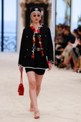 Chanel Collection Croisière 2026 2027 Chanel Cruise fashion show at the Casino municipal de Biarritz, France, on April 28, 2026 Olivier Borde Bestimage A model walks the runway at the Chanel Cruise 2025 fashion show at the Biarritz Municipal Casino, France, on April 28, 2026 Biarritz France  Copyright: xOLIVIERxBORDEx xBESTIMAGExOLIVIERxBORDEx xBESTIMAGEx