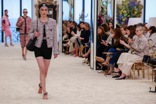 Chanel Collection Croisière 2026 2027 Chanel Cruise fashion show at the Casino municipal de Biarritz, France, on April 28, 2026 Olivier Borde Bestimage A model walks the runway at the Chanel Cruise 2025 fashion show at the Biarritz Municipal Casino, France, on April 28, 2026 Biarritz France  Copyright: xOLIVIERxBORDEx xBESTIMAGExOLIVIERxBORDEx xBESTIMAGEx