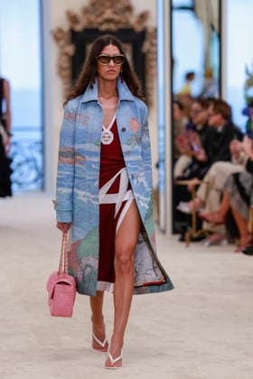 Chanel Collection Croisière 2026 2027 Chanel Cruise fashion show at the Casino municipal de Biarritz, France, on April 28, 2026 Olivier Borde Bestimage A model walks the runway at the Chanel Cruise 2025 fashion show at the Biarritz Municipal Casino, France, on April 28, 2026 Biarritz France  Copyright: xOLIVIERxBORDEx xBESTIMAGExOLIVIERxBORDEx xBESTIMAGEx