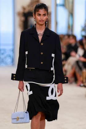 Chanel Collection Croisière 2026 2027 Chanel Cruise fashion show at the Casino municipal de Biarritz, France, on April 28, 2026 Olivier Borde Bestimage A model walks the runway at the Chanel Cruise 2025 fashion show at the Biarritz Municipal Casino, France, on April 28, 2026 Biarritz France  Copyright: xOLIVIERxBORDEx xBESTIMAGExOLIVIERxBORDEx xBESTIMAGEx