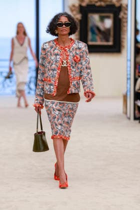 Chanel Collection Croisière 2026 2027 Chanel Cruise fashion show at the Casino municipal de Biarritz, France, on April 28, 2026 Olivier Borde Bestimage A model walks the runway at the Chanel Cruise 2025 fashion show at the Biarritz Municipal Casino, France, on April 28, 2026 Biarritz France  Copyright: xOLIVIERxBORDEx xBESTIMAGExOLIVIERxBORDEx xBESTIMAGEx