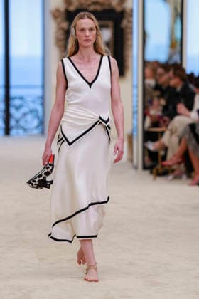 Chanel Collection Croisière 2026 2027 Chanel Cruise fashion show at the Casino municipal de Biarritz, France, on April 28, 2026 Olivier Borde Bestimage A model walks the runway at the Chanel Cruise 2025 fashion show at the Biarritz Municipal Casino, France, on April 28, 2026 Biarritz France  Copyright: xOLIVIERxBORDEx xBESTIMAGExOLIVIERxBORDEx xBESTIMAGEx