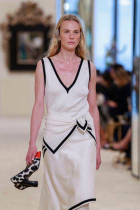 Chanel Collection Croisière 2026 2027 Chanel Cruise fashion show at the Casino municipal de Biarritz, France, on April 28, 2026 Olivier Borde Bestimage A model walks the runway at the Chanel Cruise 2025 fashion show at the Biarritz Municipal Casino, France, on April 28, 2026 Biarritz France  Copyright: xOLIVIERxBORDEx xBESTIMAGExOLIVIERxBORDEx xBESTIMAGEx