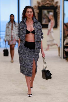 Chanel Collection Croisière 2026 2027 Chanel Cruise fashion show at the Casino municipal de Biarritz, France, on April 28, 2026 Olivier Borde Bestimage A model walks the runway at the Chanel Cruise 2025 fashion show at the Biarritz Municipal Casino, France, on April 28, 2026 Biarritz France  Copyright: xOLIVIERxBORDEx xBESTIMAGExOLIVIERxBORDEx xBESTIMAGEx