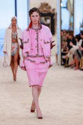 Chanel Collection Croisière 2026 2027 Chanel Cruise fashion show at the Casino municipal de Biarritz, France, on April 28, 2026 Olivier Borde Bestimage A model walks the runway at the Chanel Cruise 2025 fashion show at the Biarritz Municipal Casino, France, on April 28, 2026 Biarritz France  Copyright: xOLIVIERxBORDEx xBESTIMAGExOLIVIERxBORDEx xBESTIMAGEx