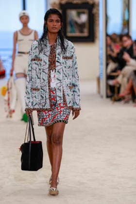 Chanel Collection Croisière 2026 2027 Chanel Cruise fashion show at the Casino municipal de Biarritz, France, on April 28, 2026 Olivier Borde Bestimage A model walks the runway at the Chanel Cruise 2025 fashion show at the Biarritz Municipal Casino, France, on April 28, 2026 Biarritz France  Copyright: xOLIVIERxBORDEx xBESTIMAGExOLIVIERxBORDEx xBESTIMAGEx