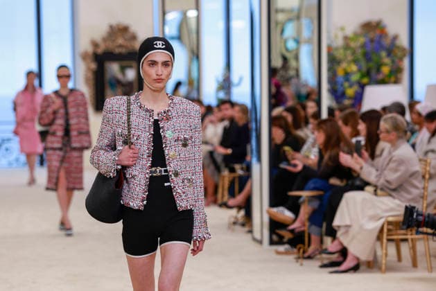 Chanel Collection Croisière 2026 2027 Chanel Cruise fashion show at the Casino municipal de Biarritz, France, on April 28, 2026 Olivier Borde Bestimage A model walks the runway at the Chanel Cruise 2025 fashion show at the Biarritz Municipal Casino, France, on April 28, 2026 Biarritz France  Copyright: xOLIVIERxBORDEx xBESTIMAGExOLIVIERxBORDEx xBESTIMAGEx