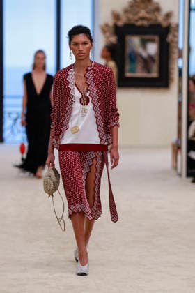 Chanel Collection Croisière 2026 2027 Chanel Cruise fashion show at the Casino municipal de Biarritz, France, on April 28, 2026 Olivier Borde Bestimage A model walks the runway at the Chanel Cruise 2025 fashion show at the Biarritz Municipal Casino, France, on April 28, 2026 Biarritz France  Copyright: xOLIVIERxBORDEx xBESTIMAGExOLIVIERxBORDEx xBESTIMAGEx