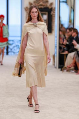 Chanel Collection Croisière 2026 2027 Chanel Cruise fashion show at the Casino municipal de Biarritz, France, on April 28, 2026 Olivier Borde Bestimage A model walks the runway at the Chanel Cruise 2025 fashion show at the Biarritz Municipal Casino, France, on April 28, 2026 Biarritz France  Copyright: xOLIVIERxBORDEx xBESTIMAGExOLIVIERxBORDEx xBESTIMAGEx