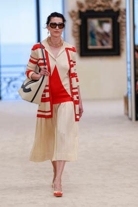 Chanel Collection Croisière 2026 2027 Chanel Cruise fashion show at the Casino municipal de Biarritz, France, on April 28, 2026 Olivier Borde Bestimage A model walks the runway at the Chanel Cruise 2025 fashion show at the Biarritz Municipal Casino, France, on April 28, 2026 Biarritz France  Copyright: xOLIVIERxBORDEx xBESTIMAGExOLIVIERxBORDEx xBESTIMAGEx