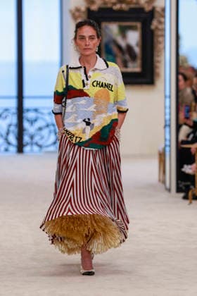 Chanel Collection Croisière 2026 2027 Chanel Cruise fashion show at the Casino municipal de Biarritz, France, on April 28, 2026 Olivier Borde Bestimage A model walks the runway at the Chanel Cruise 2025 fashion show at the Biarritz Municipal Casino, France, on April 28, 2026 Biarritz France  Copyright: xOLIVIERxBORDEx xBESTIMAGExOLIVIERxBORDEx xBESTIMAGEx