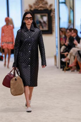 Chanel Collection Croisière 2026 2027 Chanel Cruise fashion show at the Casino municipal de Biarritz, France, on April 28, 2026 Olivier Borde Bestimage A model walks the runway at the Chanel Cruise 2025 fashion show at the Biarritz Municipal Casino, France, on April 28, 2026 Biarritz France  Copyright: xOLIVIERxBORDEx xBESTIMAGExOLIVIERxBORDEx xBESTIMAGEx